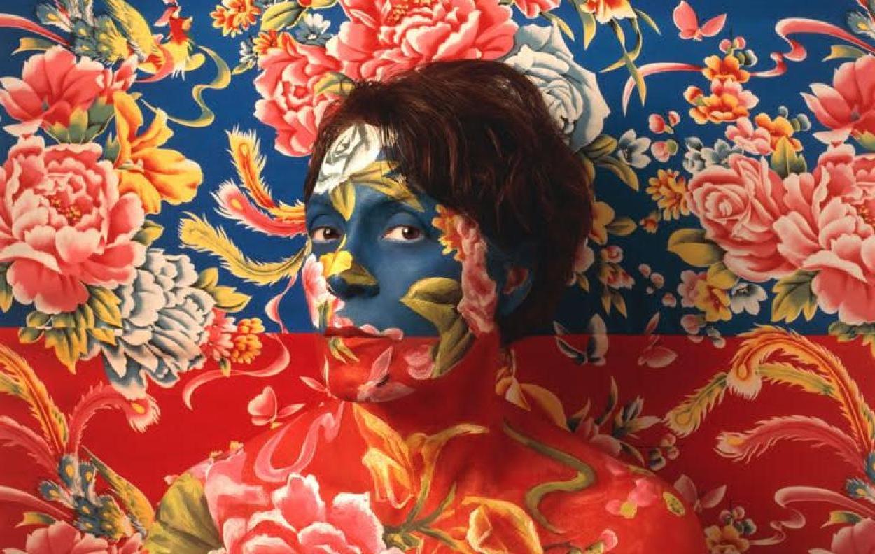 Self Portrait of Artist cronin blue 和网络布置make-up as camouflage with wallpaper背后的她