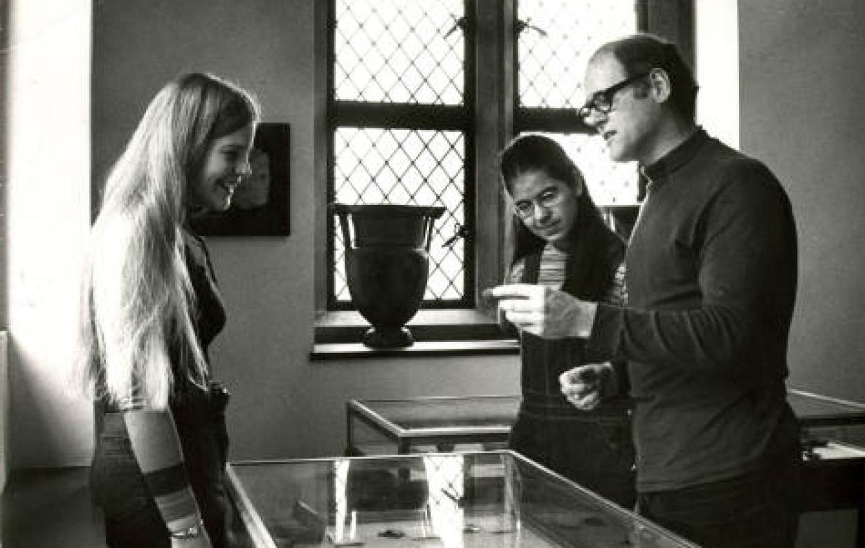 Cornelia King (B.A.安·施泰纳(博士，1975).D.(1981年)和Carl Nylander教授在Ella Riegel纪念博物馆检查陶器(1972年).jpg