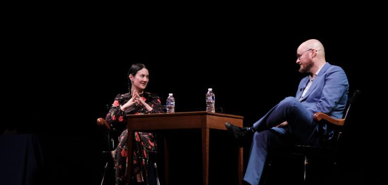 Michelle Zauner '11(右)和Daniel教授今天在古德哈特大厅的舞台上.